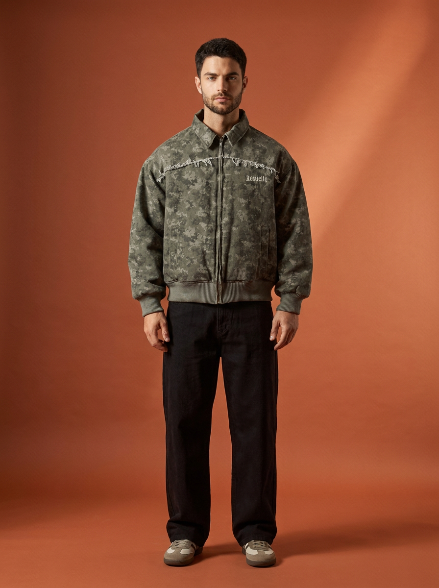 Modelo de frente con la campera Core Bomber