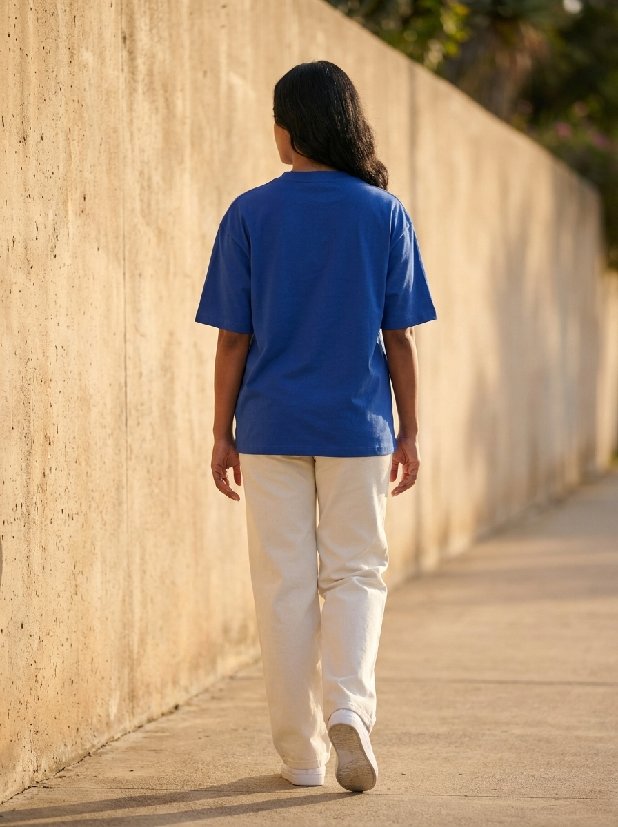 Modelo de espalda con la remera Cumbre en la calle