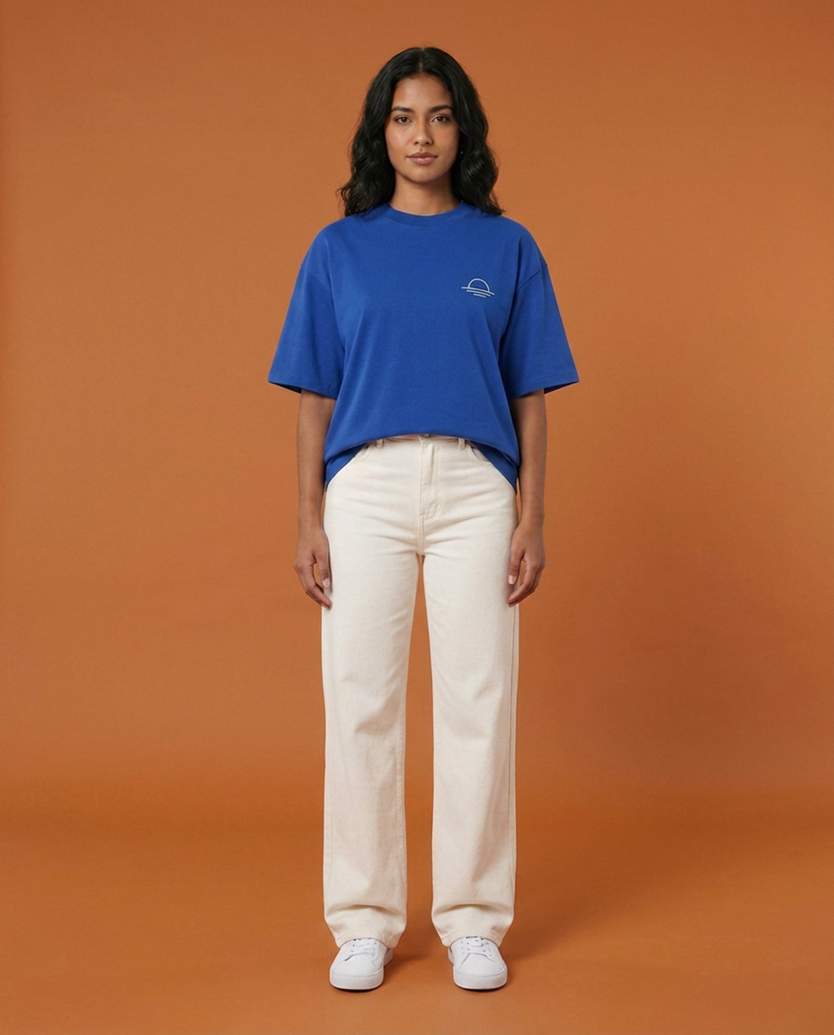 Modelo con la remera Cumbre sobre fondo terracota