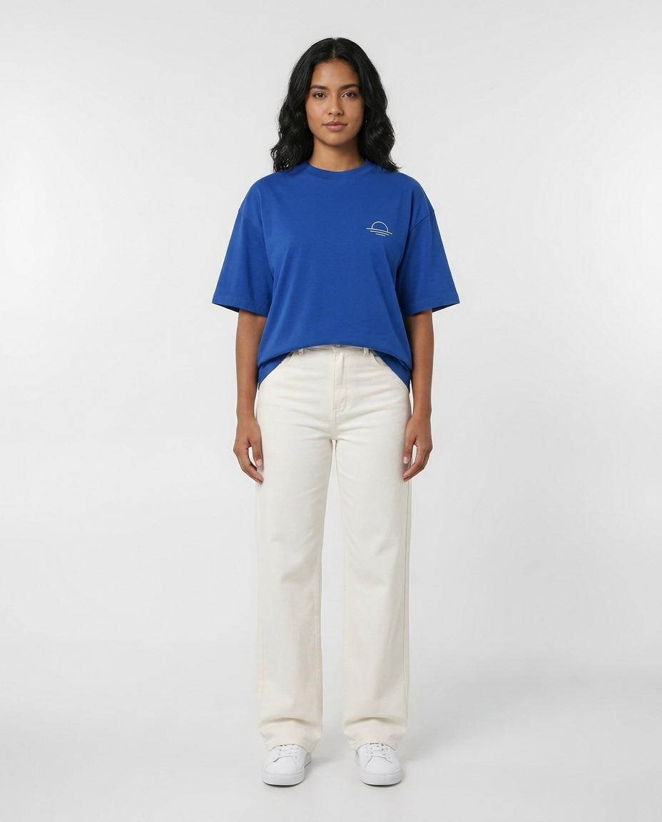 Modelo con la remera Cumbre, cuerpo entero de frente, estudio blanco