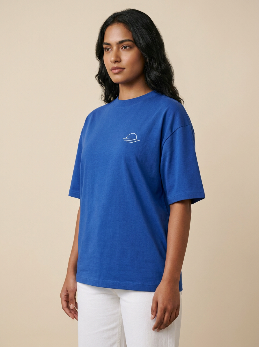 Retrato de estudio de la modelo con la remera Cumbre